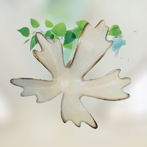 Vintage Mid Century 1960s Goldtone Metal Leaf Brooch Pin - Picture 1 of 13